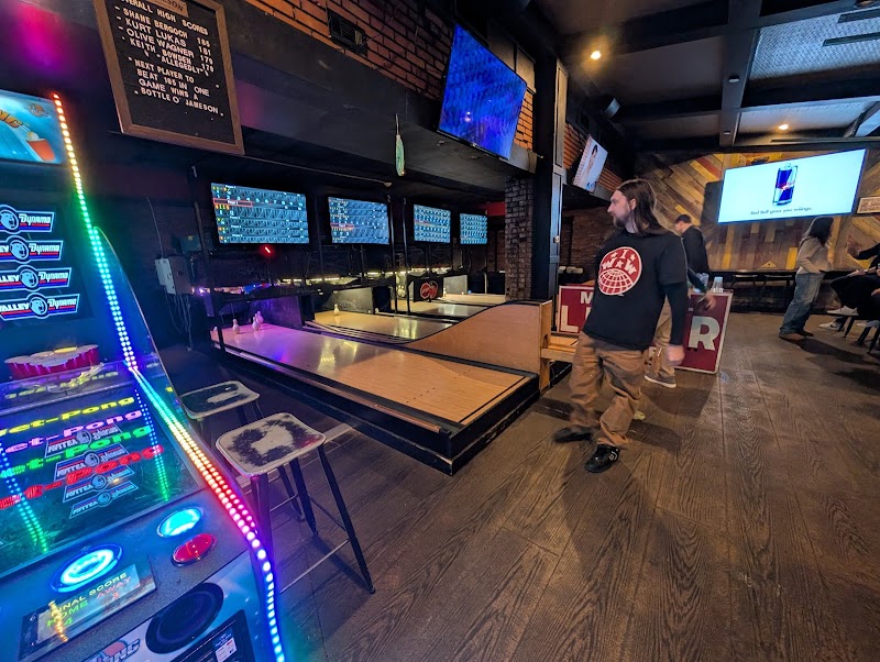 HI and DRY Bowling & Beer photo 3