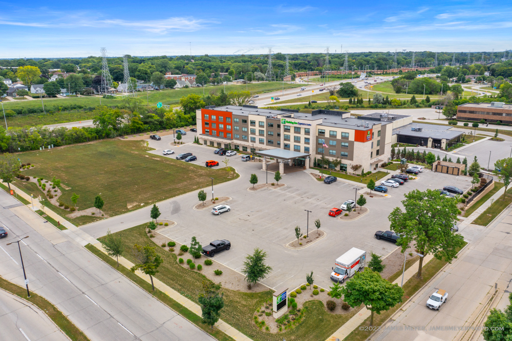 Holiday Inn Express & Suites Milwaukee - West Allis, an IHG Hotel