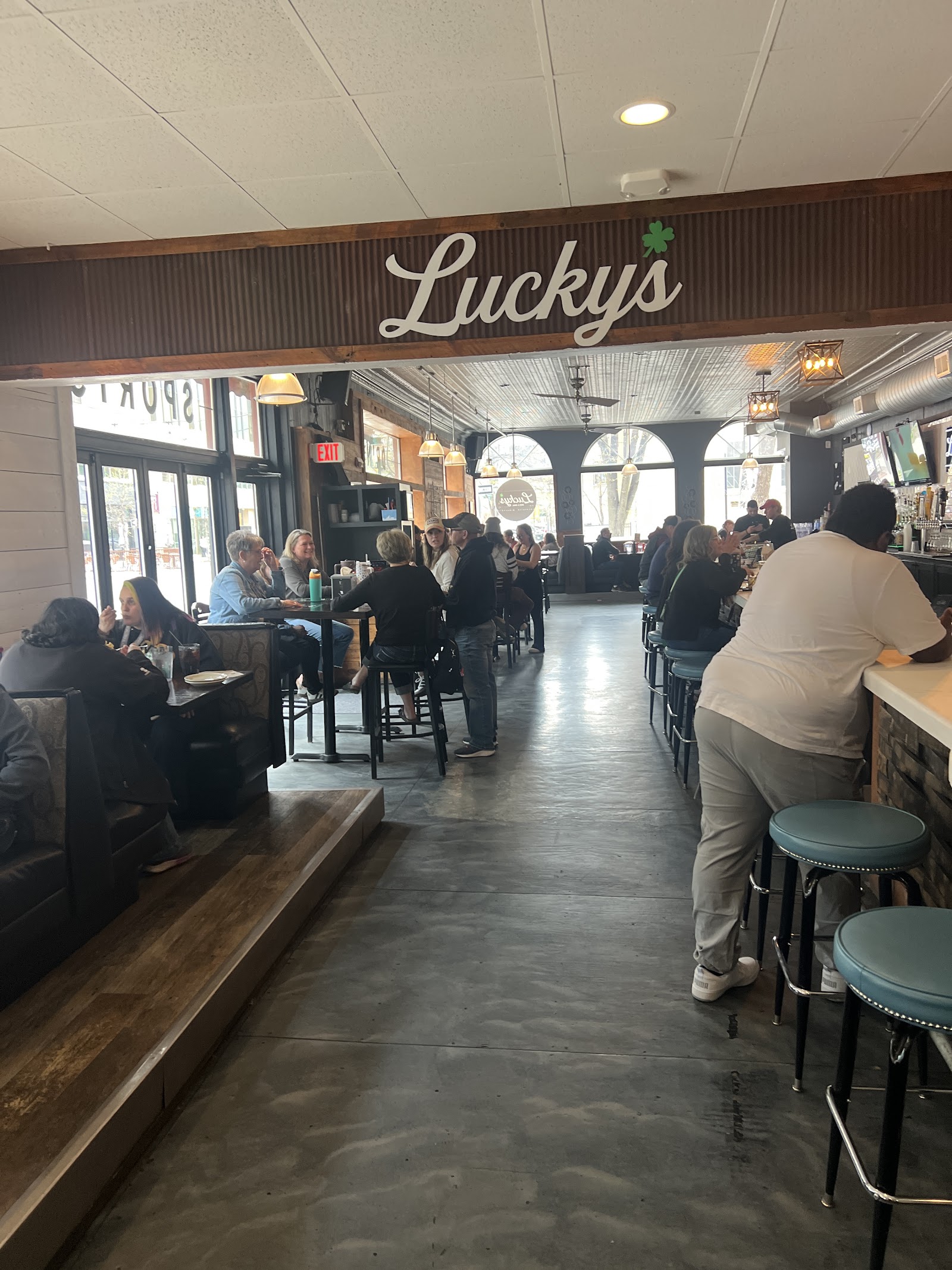 Lucky's Bar & Grill
