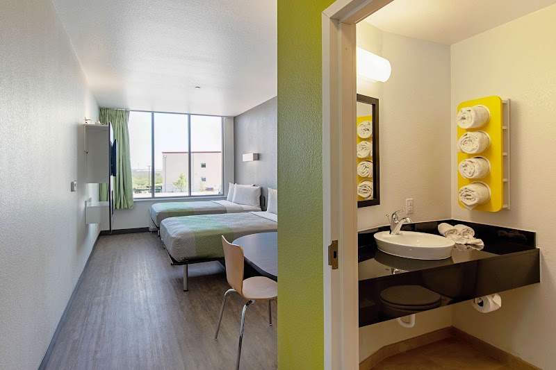 Motel 6 Austin, TX - Airport photo 2