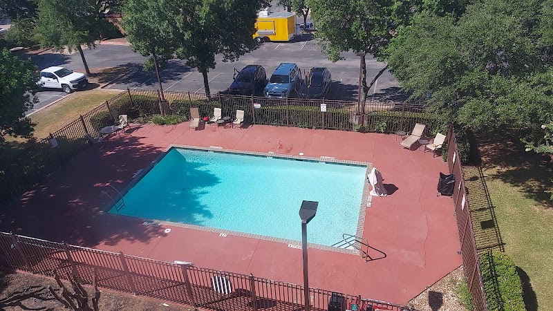 Red Roof PLUS+ Austin South photo 3